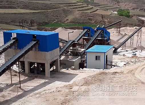 What are the effects of the properties of the raw materials on the screening efficiency of the vibrating screen?